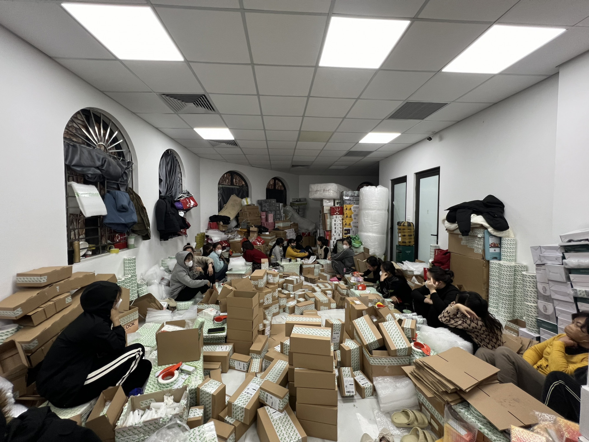 Kho hàng của “hot girl” livestream chốt ngàn đơn mỗi ngày bị kiểm tra