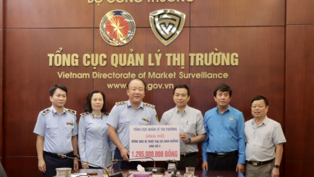 Quản lý thị trường quyên góp hơn 2,3 tỷ đồng ủng hộ người dân bị ảnh hưởng bởi bão, lũ