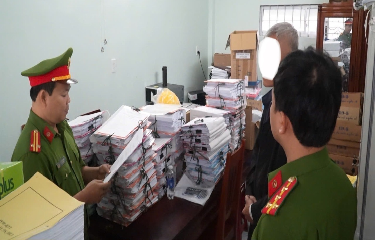 Mở rộng vụ án đưa, nhận hối lộ tại Quảng Ngãi: Bắt thêm lãnh đạo một doanh nghiệp- Ảnh 1. Mở rộng vụ án đưa, nhận hối lộ tại Quảng Ngãi: Bắt thêm lãnh đạo một doanh nghiệp- Ảnh 1.