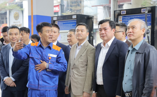 [CHÙM ẢNH] Thứ trưởng Nguyễn Sinh Nhật Tân kiểm tra đảm bảo nguồn cung xăng dầu trên địa bàn Hà Nội