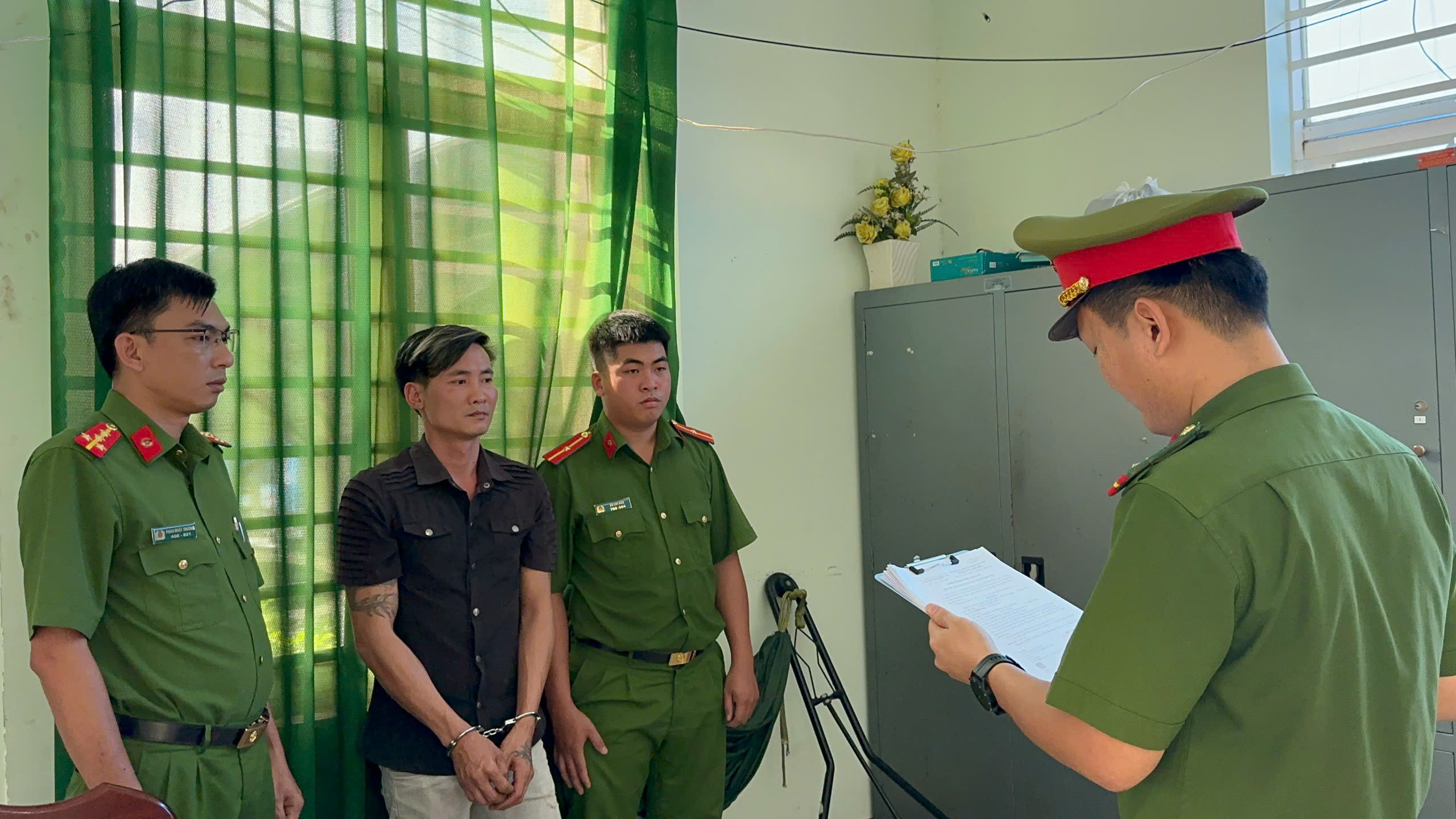 Khởi tố tài xế ô tô đánh võng, chặn đầu xe ô tô khác ở Bình Dương- Ảnh 1. Khởi tố tài xế ô tô đánh võng, chặn đầu xe ô tô khác ở Bình Dương- Ảnh 1.