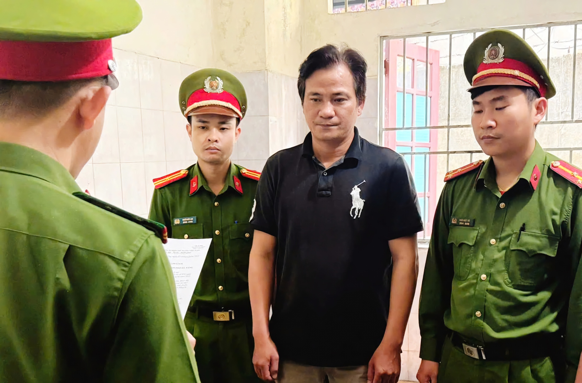 Lén lút bán đất góp vốn cùng người khác, đôi vợ chồng bị khởi tố- Ảnh 1. Lén lút bán đất góp vốn cùng người khác, đôi vợ chồng bị khởi tố- Ảnh 1.