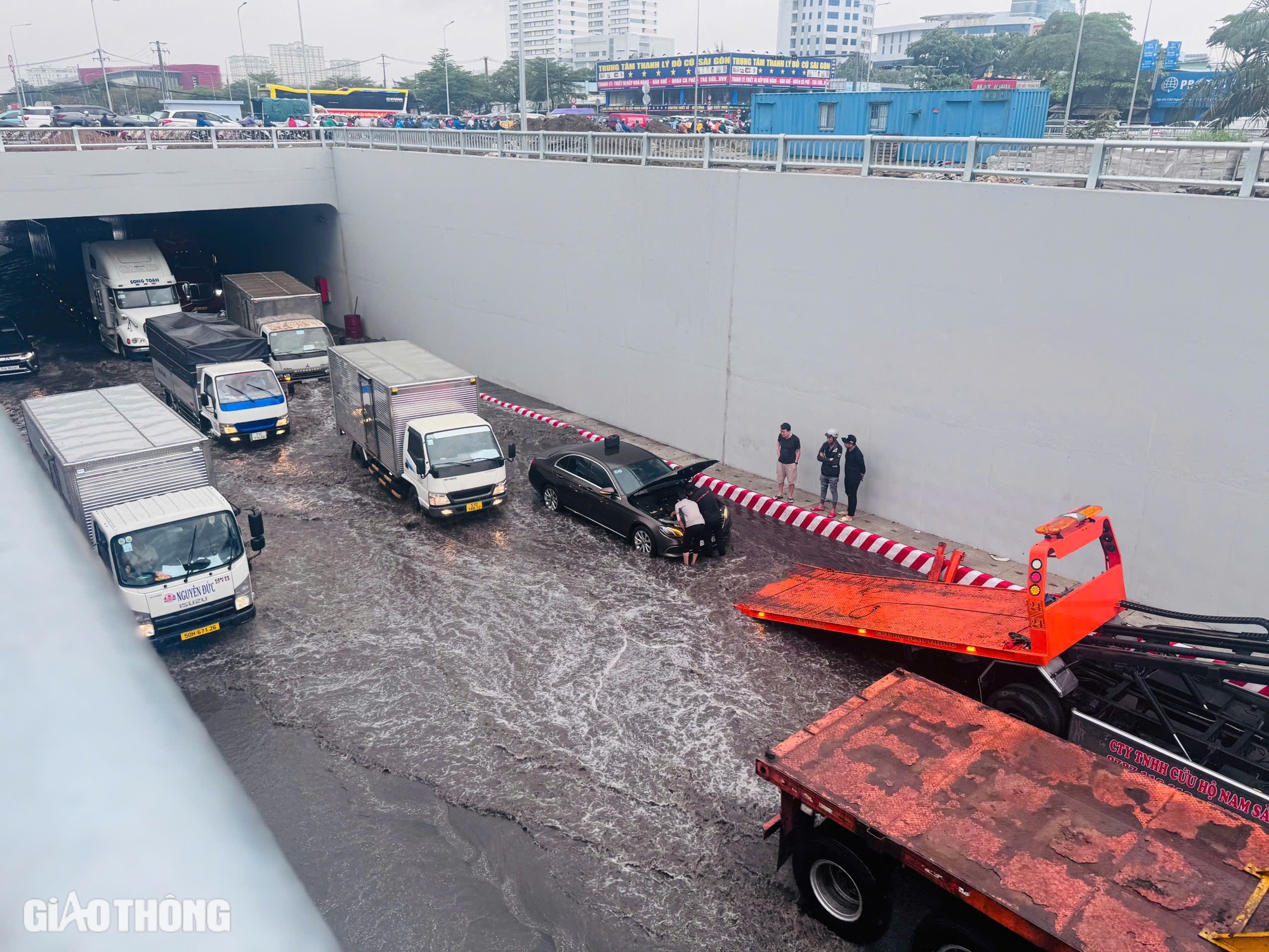 TP.HCM mưa lớn, hầm chui Nguyễn Văn Linh - Nguyễn Hữu Thọ ngập sâu- Ảnh 1. TP.HCM mưa lớn, hầm chui Nguyễn Văn Linh - Nguyễn Hữu Thọ ngập sâu- Ảnh 1.