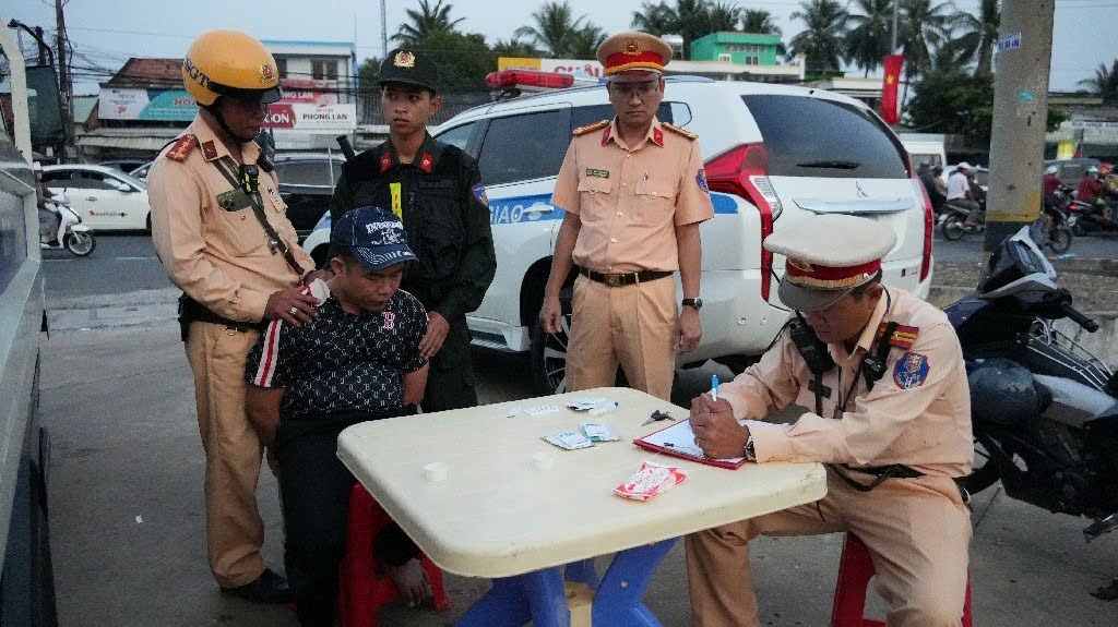 Đang dừng đèn đỏ, thanh niên vội vứt xe bỏ chạy khi CSGT kiểm tra- Ảnh 1.