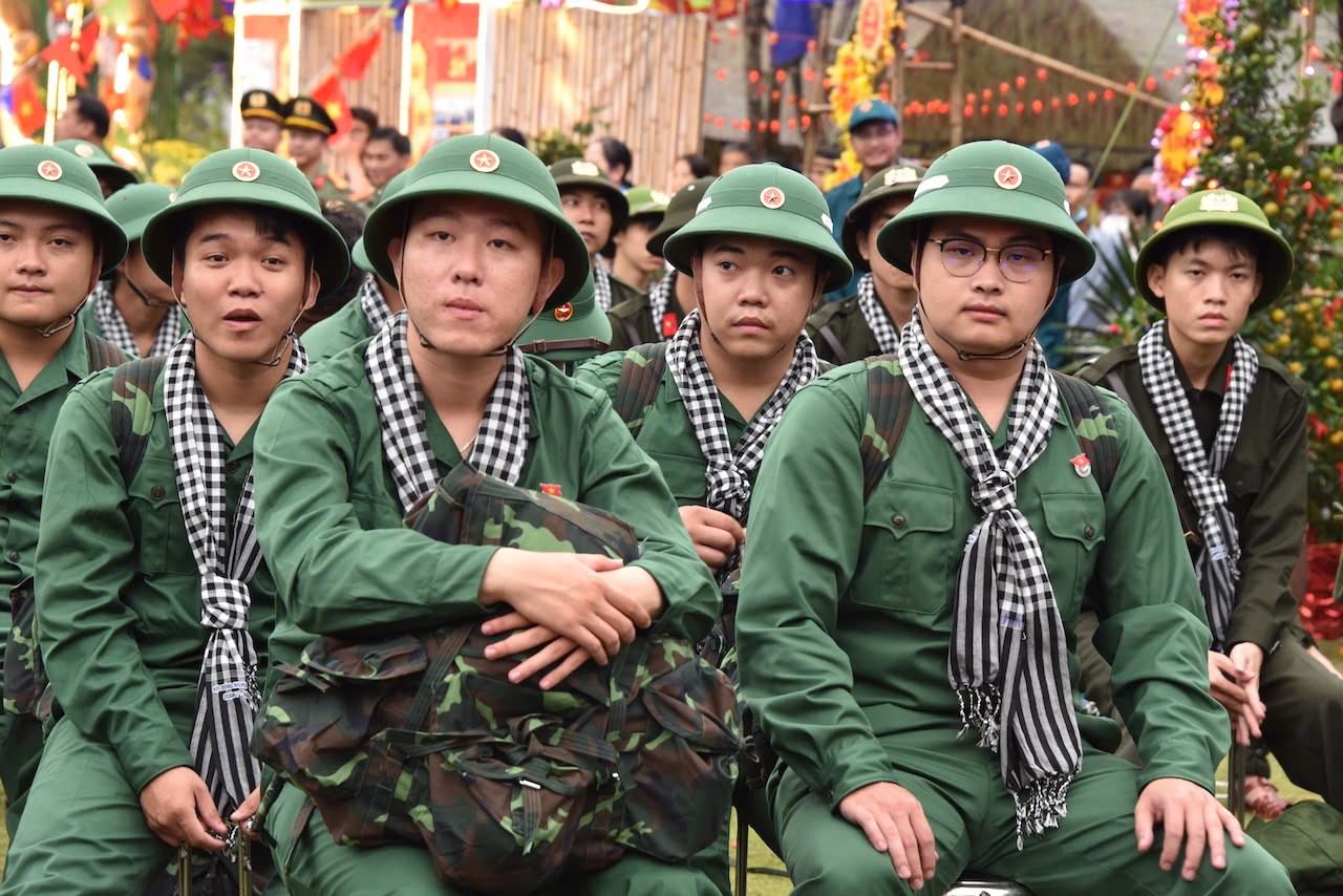 Hàng vạn thanh niên cả nước lên đường nhập ngũ- Ảnh 1. Hàng vạn thanh niên cả nước lên đường nhập ngũ- Ảnh 1.