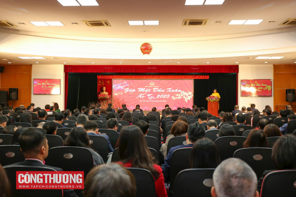 tet-at-ty-2025-thi-truong-hang-hoa-binh-on-bao-dam-nguon-cung-xang-dau-cung-cap-dien_67a0269b21c8f Bộ Công Thương tổ chức gặp mặt cán bộ, công chức, viên chức và người lao động thuộc Bộ sau Tết Nguyên đán Ất Tỵ 2025