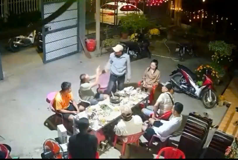 Truy bắt kẻ nổ súng trong đêm mùng 6 Tết ở Bến Tre- Ảnh 1. Truy bắt kẻ nổ súng trong đêm mùng 6 Tết ở Bến Tre- Ảnh 1.