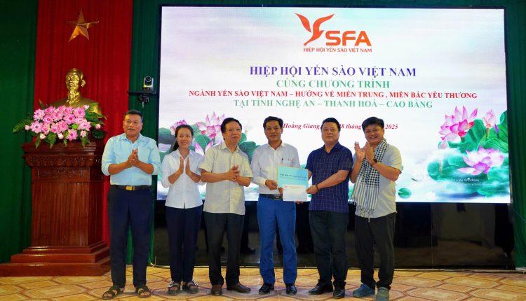 Đoàn trao tặng quà cho UBMTTQ xã Hoằng Giang, tỉnh Thanh Hóa